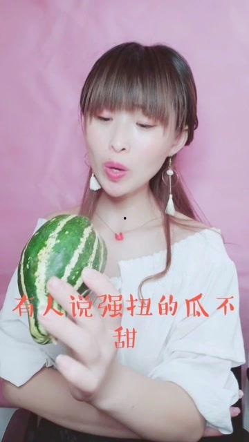 娱乐吃瓜酱主动的女生,主动出击，她如何成为恋爱场上的焦点？